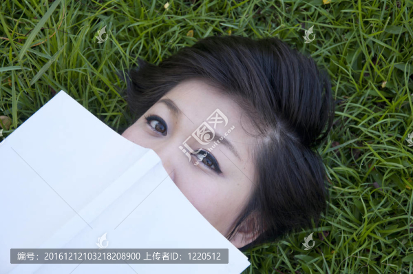 年輕女子在野外看書