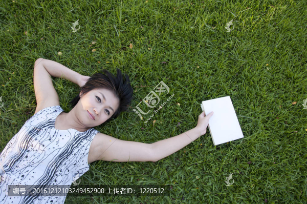 年輕女子在野外看書