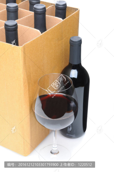 盒子前的酒杯和酒瓶