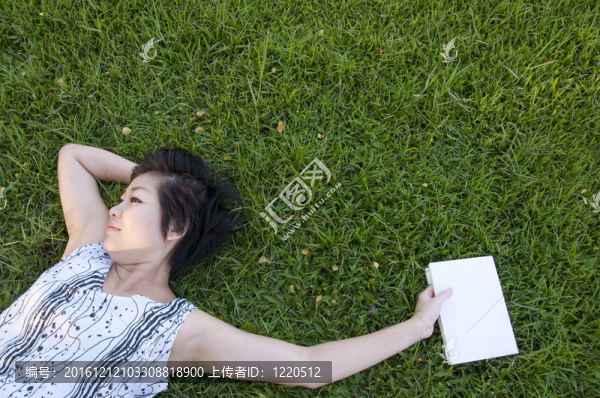 年輕女子在野外看書