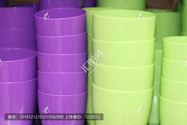 紫羅蘭和綠色塑料盆疊出售