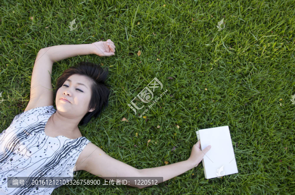 年輕女子在野外看書(shū)