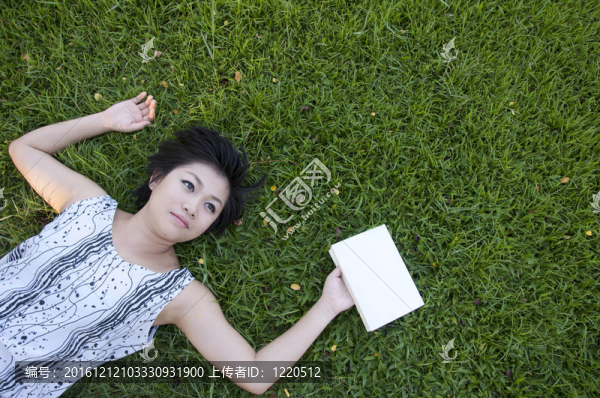 年輕女子在野外看書(shū)