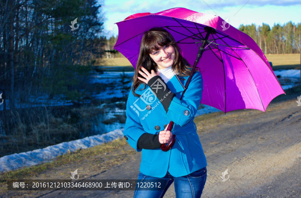 打著雨傘的女人