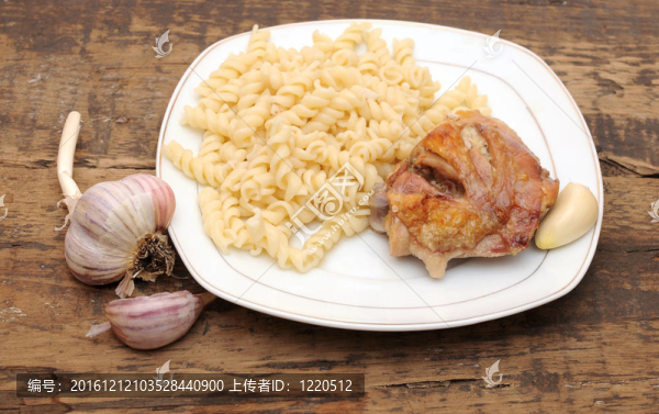 木地板上的一盤意大利面和雞肉