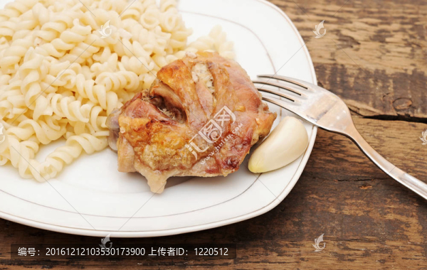 木地板上的一盤意大利面和雞肉