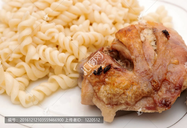 木地板上的一盤意大利面和雞肉