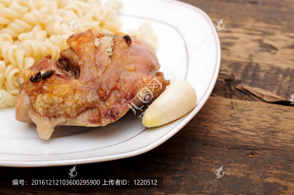 木地板上的一盤意大利面和雞肉