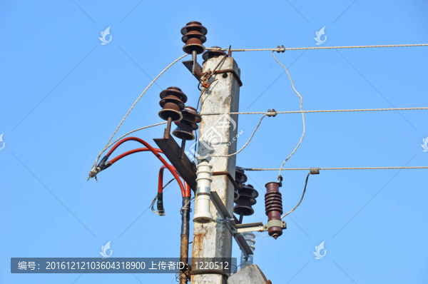 舊農(nóng)村電線塔在藍(lán)天背景下