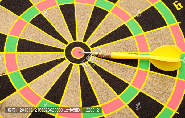 靶和鏢特寫白色隔離