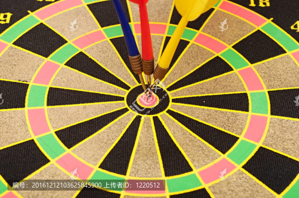 鮮明的形象在目標(biāo)靶飛鏢刺穿