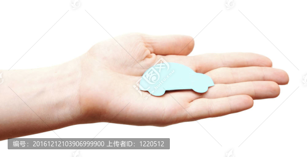 女子手中持有藍色轎車隔離白色背景