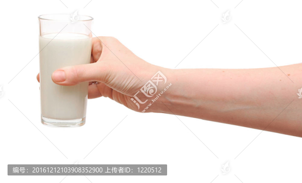 一杯牛奶的手