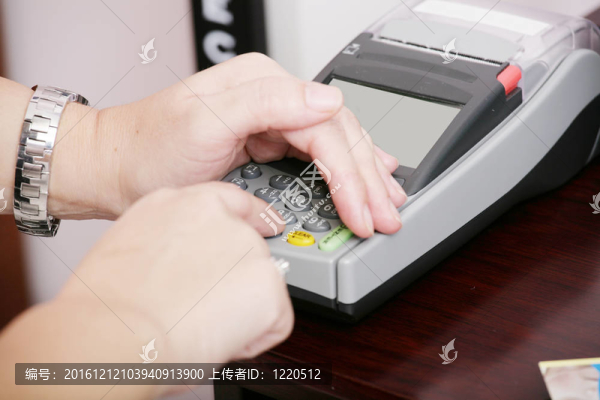 人手進入ATM銀行現(xiàn)金機PIN碼