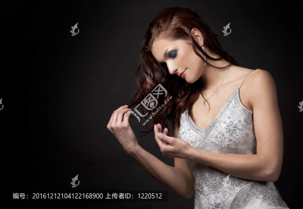 長禮服的黑發(fā)