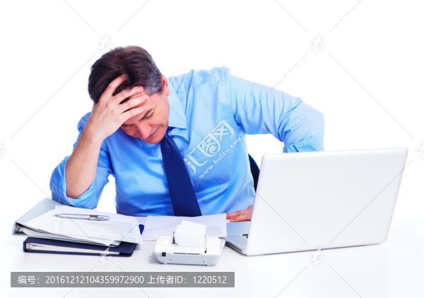 忙碌的商人與筆記本電腦。