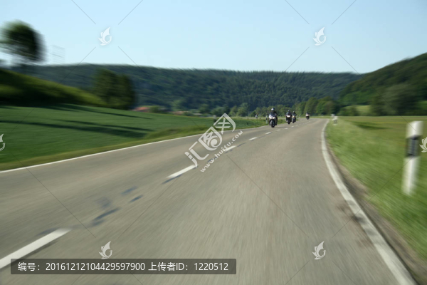 在路上騎自行車
