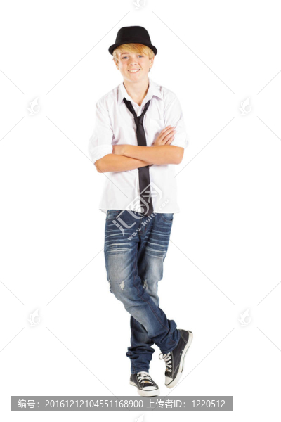 十幾歲的男孩站在腿交叉