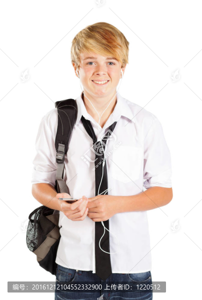 十幾歲的男孩用手機聽音樂