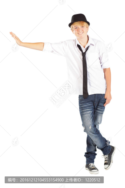 快樂的少年孤立于白色