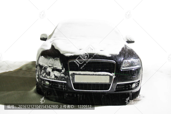 冬季道路上的汽車