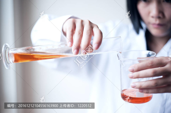 女職工做實驗