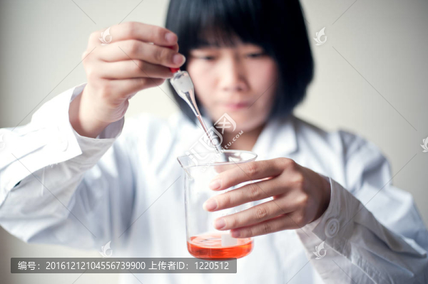 女職工做實驗