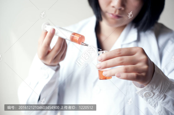 女護(hù)士注射