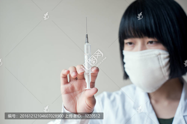 女護(hù)士注射