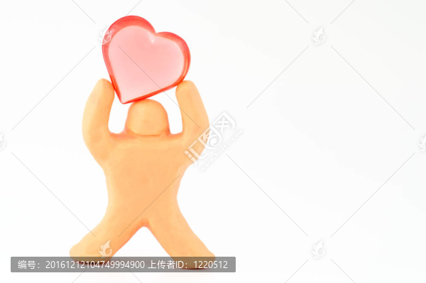 玩偶舉起心臟