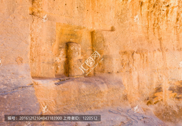 在古老的Nabatean,god雕像龕壁SIQ峽谷；Petra