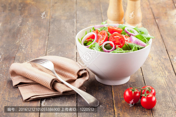 芝麻菜沙拉加番茄和洋蔥圈
