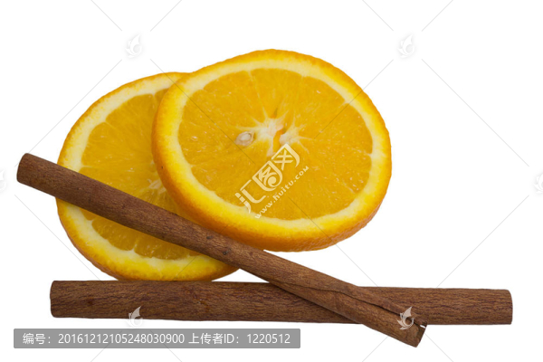 白色背景上的橙色和肉桂枝。