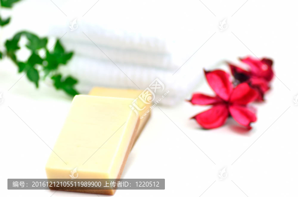 玫瑰的花香和白色的毛巾和肥皂。（白色背景）