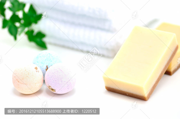 沐浴球、肥皂和白毛巾。（白色背景）