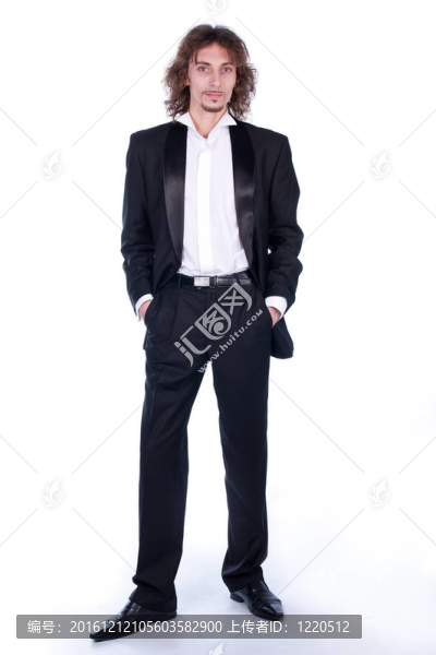 穿晚禮服的年輕人