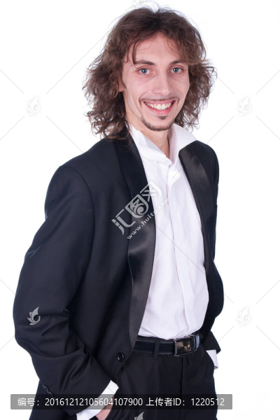 穿晚禮服的年輕人