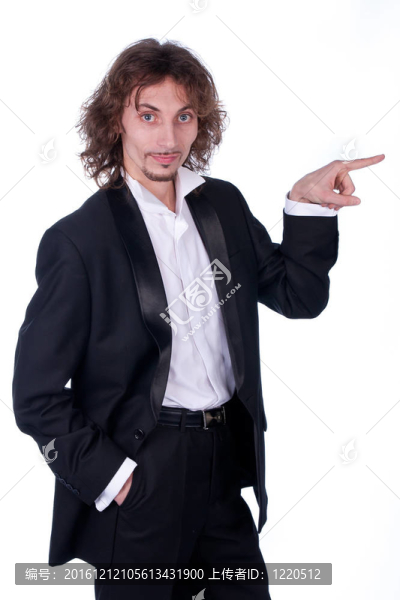 穿晚禮服的年輕人