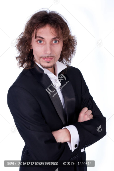 穿晚禮服的年輕人