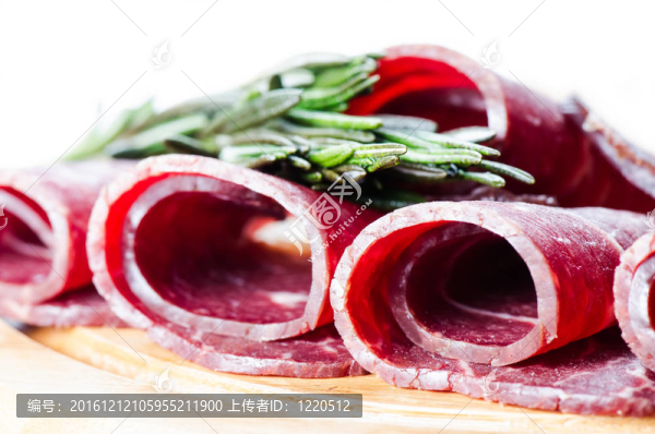 腌熏牛肉卷在木板上木砧板和