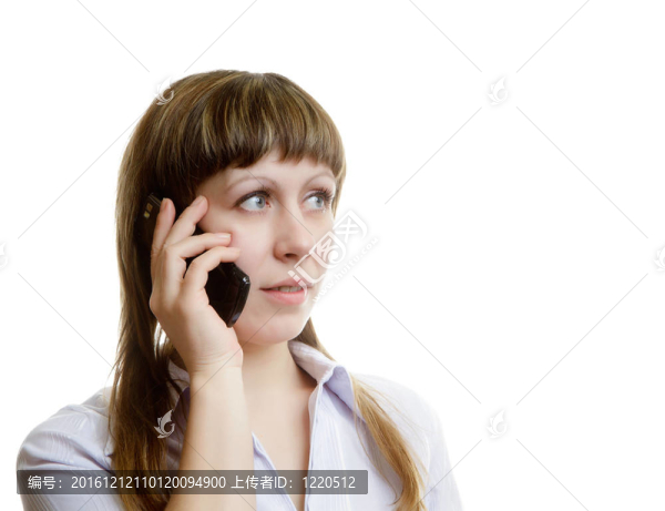 年輕女子在手機上交談