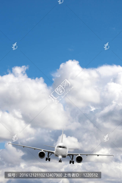 噴氣飛機在日落后的天空。方形構圖