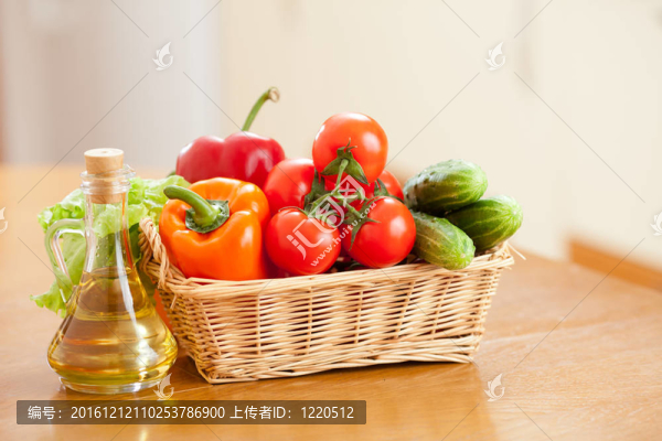 健康食品新鮮蔬菜籃子和瓶子上的油噸
