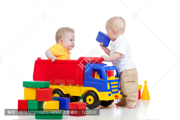 兩個小孩玩彩色玩具