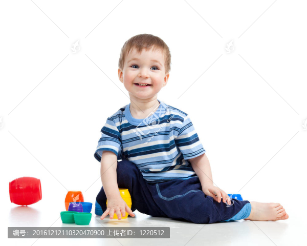 可愛的小孩坐在地板上玩玩具，與白色隔絕