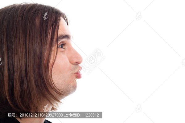 搞笑男子面部表情接吻