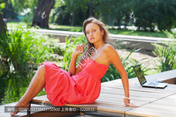 長(zhǎng)頭發(fā)的漂亮女孩在水里休息