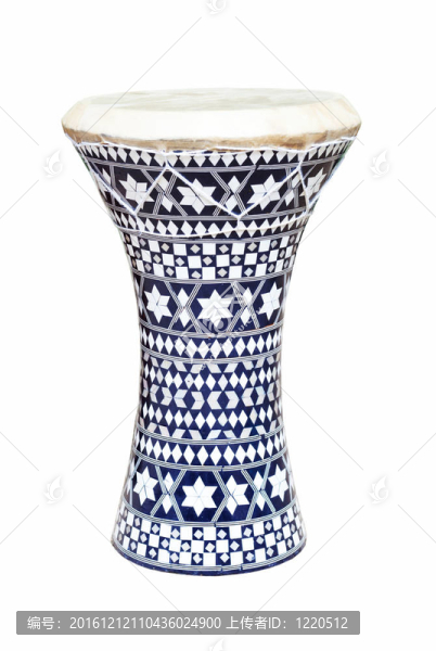 白色背景下的非洲鼓
