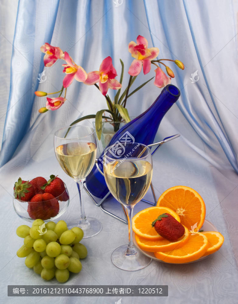 配水果和蘭花的酒杯