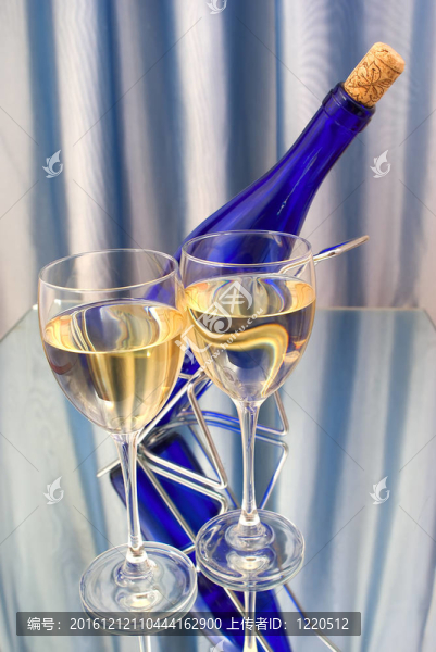 兩杯水晶酒杯和酒瓶
